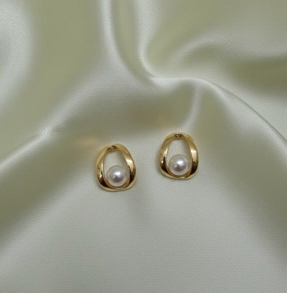 Contemporary Curved Gold Ribbon Studs